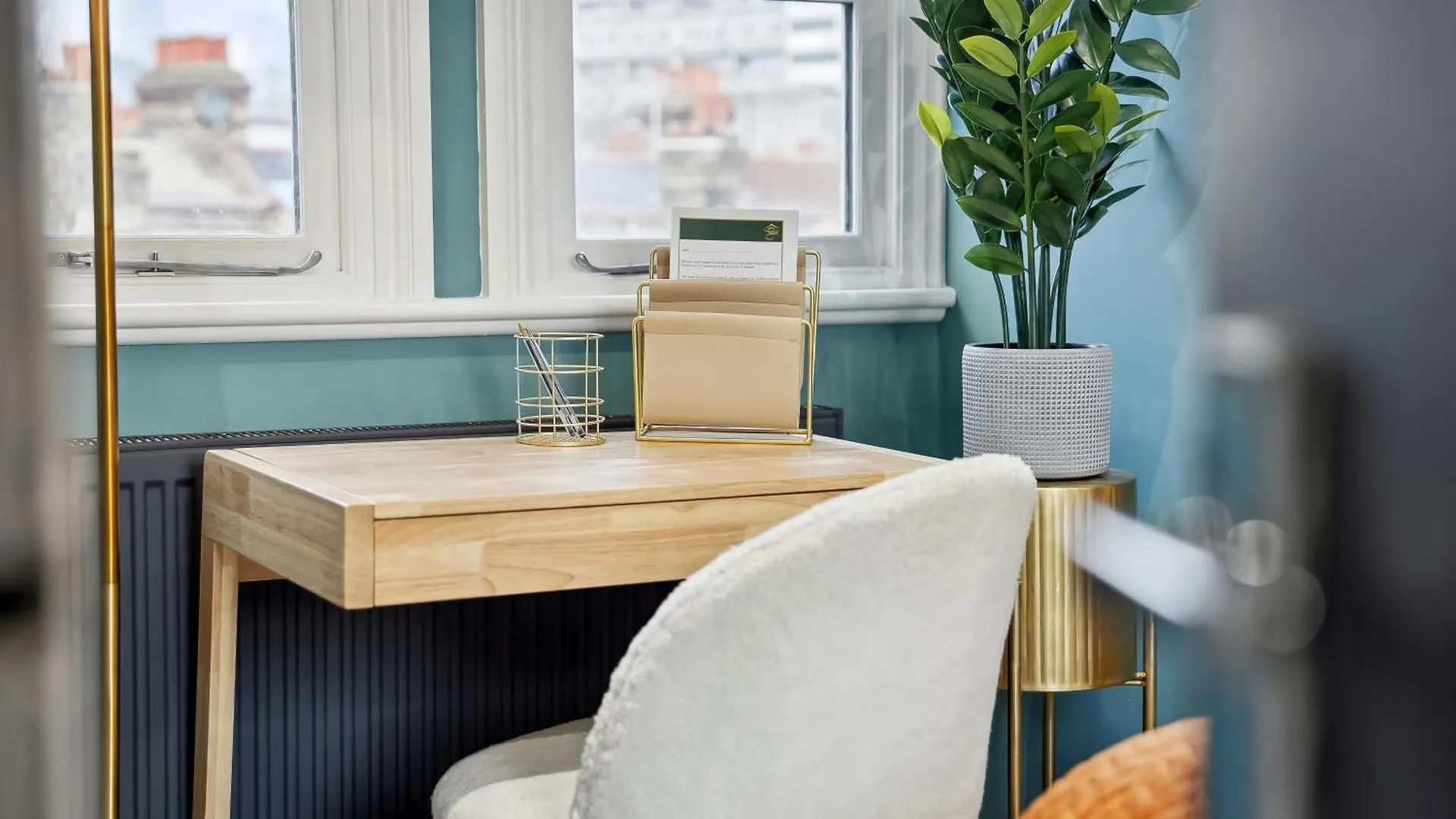 Stylish Edwardian Escape In Southwark 3 Bedroom Maisonette By Gold Stays London Apartment