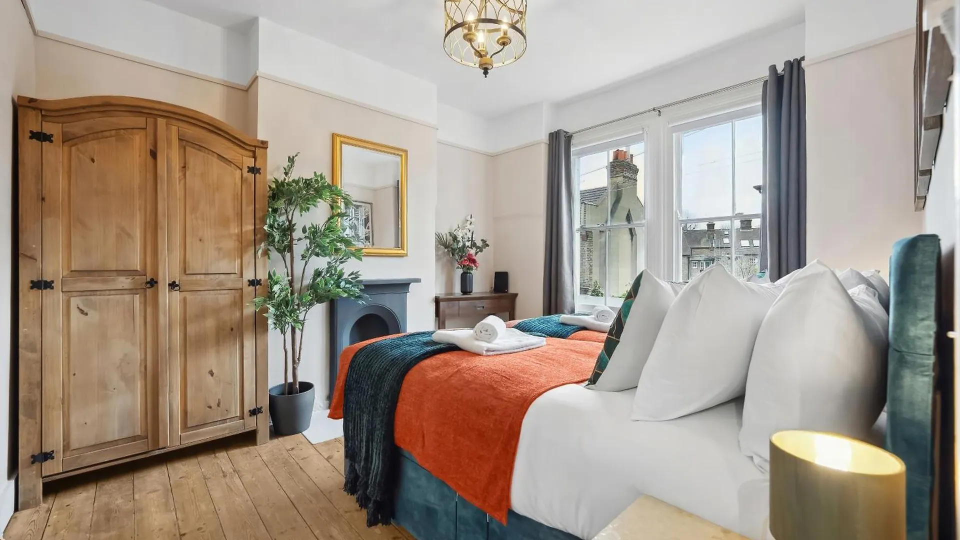 Stylish Edwardian Escape In Southwark 3 Bedroom Maisonette By Gold Stays London 0*,