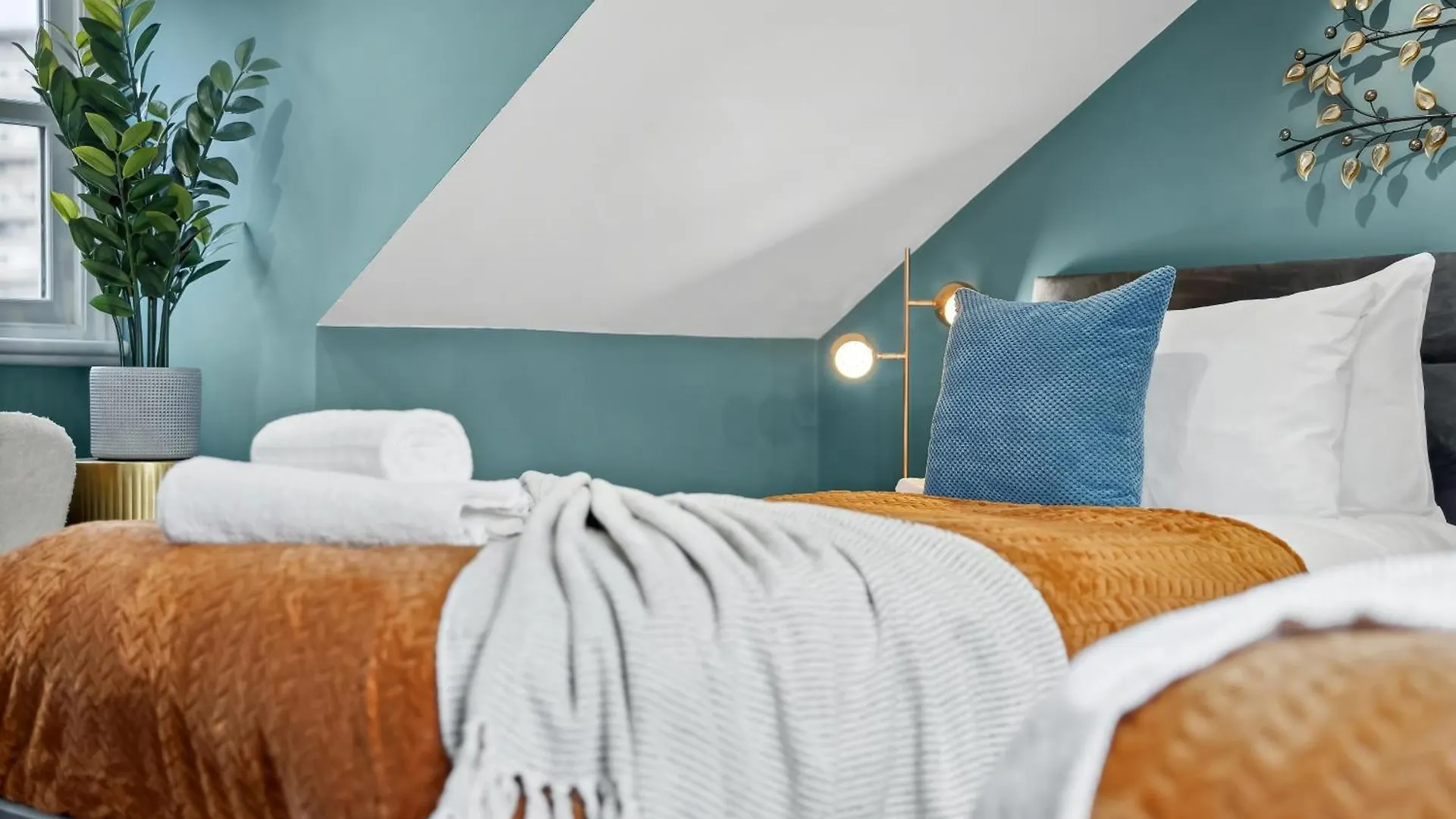 Stylish Edwardian Escape In Southwark 3 Bedroom Maisonette By Gold Stays London 0*,  United Kingdom